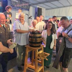 Vizebürgermeister Alfred Gruber und Mitglieder von PRO-Pressbaum SPÖ genießen die gute Stimmung beim Feuerwehrfest Pressbaum
