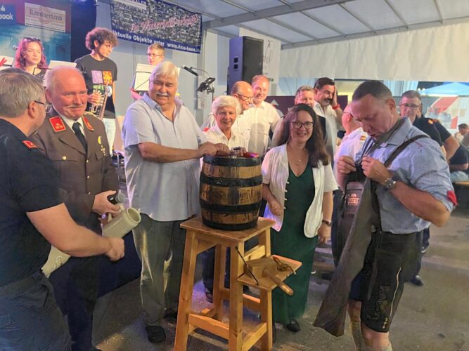 Vizebürgermeister Alfred Gruber und Mitglieder von PRO-Pressbaum SPÖ genießen die gute Stimmung beim Feuerwehrfest Pressbaum